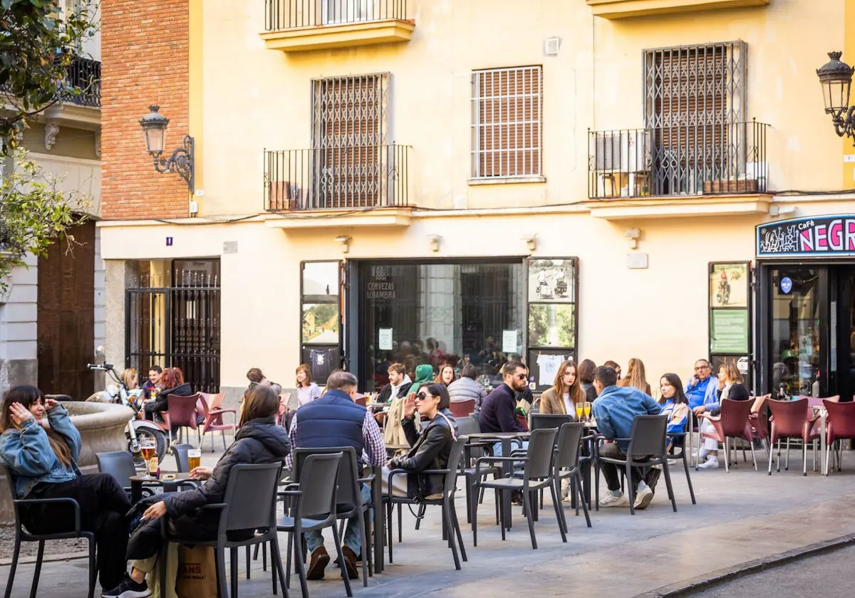 Los hosteleros culpan a los apartamentos turísticos y al botellón del ruido 