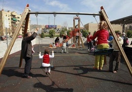 Unos niños juegan en un parque infantil, en una imagen de archivo.