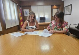 La alcaldesa de Chiva, Amparo Fort, a la derecha, firma un convenio con la consellera Montes.