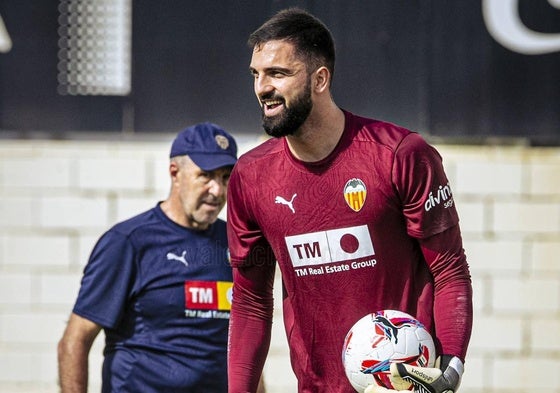 Giorgi Mamardashvili, durante su vuelta a los entrenamientos a Paterna.