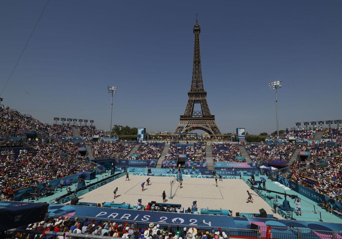 Vista general durante el partido de voley playa masculino disputado por Brasil y Cuba.