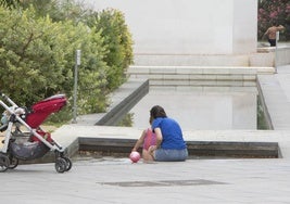 Una familia se refresca, este martes, en el parque Central de Valencia, .