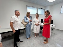 Visita de la directora general al nuevo consultorio auxiliar de Fortaleny.