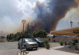 Columna de humo sobre el cielo de Penàguila.