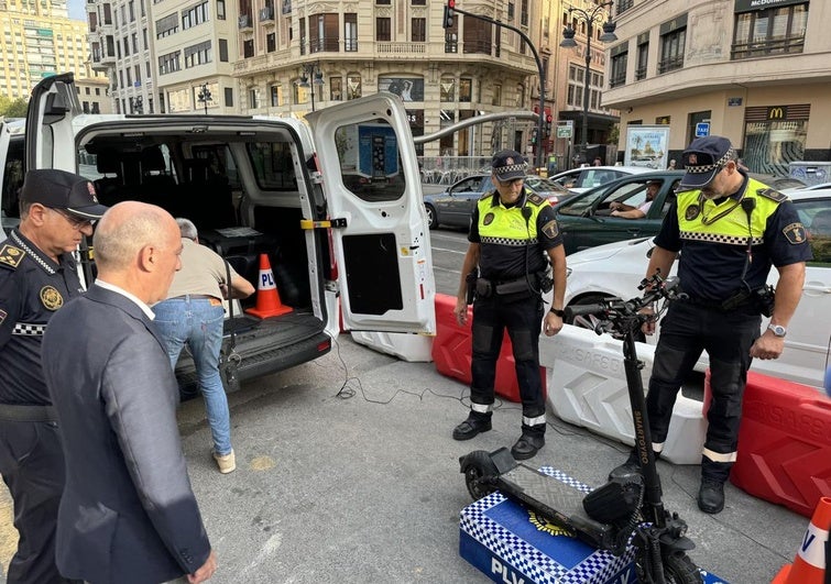 Agentes de la Policía Local junto al nuevo dispositivo.