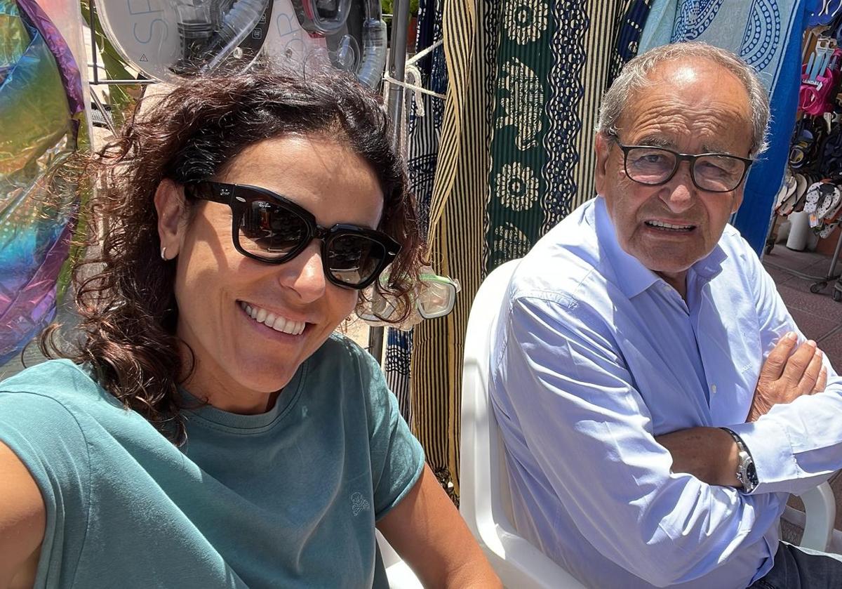 Vega Torró junto a su padre Fernando en su tienda de souvenirs en Dénia