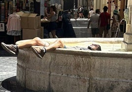 Un individuo se da un chapuzón en la fuente de la plaza Redonda.