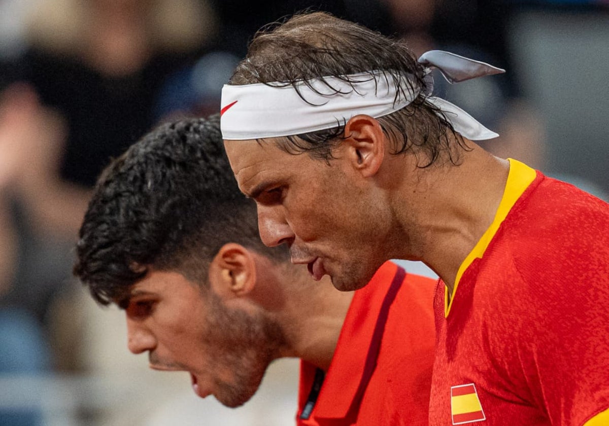 Alcaraz y Nadal celebran efusivamente un punto en su primer partido de dobles de los Juegos