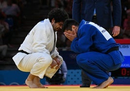 Theodoros Tselidis consuela a Tristani Mosakhlishvili tras ganarle el combate por el bronce.