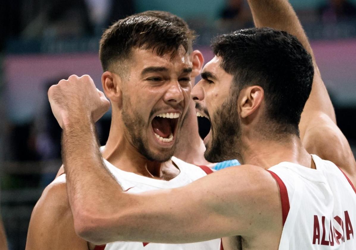 Willy Hernangómez y Santi Aldama celebran la victoria ante Grecia.