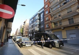 Efectivos policiales durante el lanzamiento de los okupas de la calle Berni i Català.