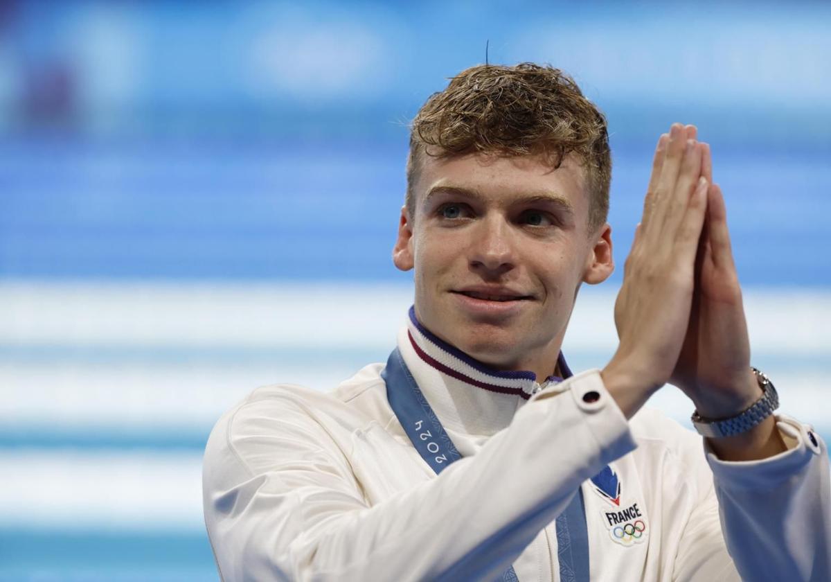 Léon Marchand posa tras conseguir su segundo oro.