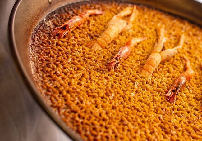 Paella de cigalas y gambas.