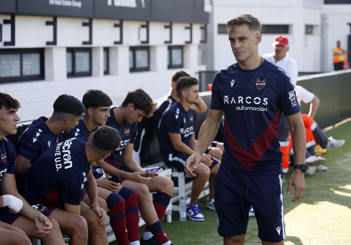 Dani Gómez, con ropa de calle durante el derbi de este miércoles en Paterna.