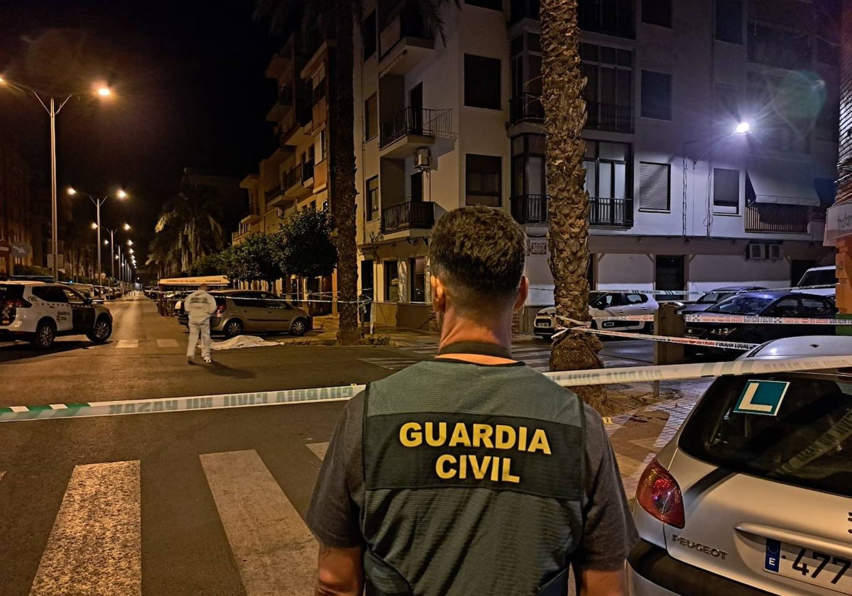 Un Guardia Civil en el escenario del crimen.