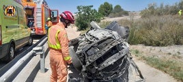 Los bomberos tuvieron que excarcerlar al hombre del vehículo que quedó totalmente destrozado.