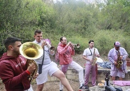 Imagen de archivo de una charanga tocando.