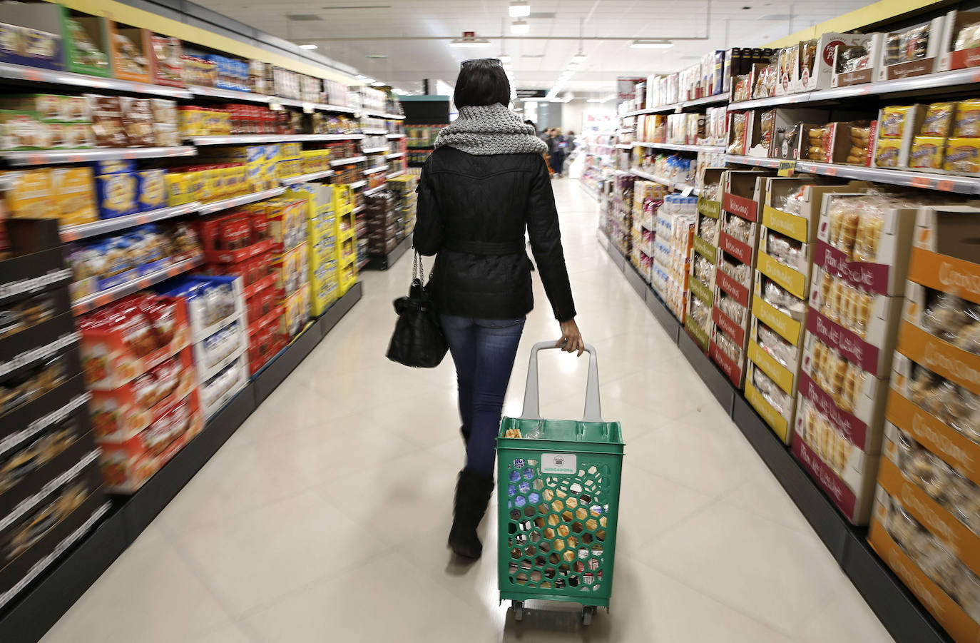 Una mujer hace la compra en un supermercado.