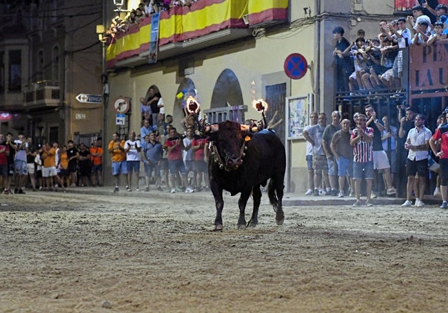 Toda la población ovacionó fuertemente al toro al finalizar su actuación.