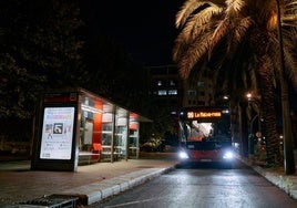 Parada iluminada de la EMT, en Valencia.