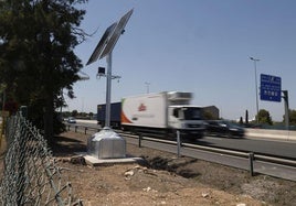 Un radar de tramo de la DGT en la carrtera A-3, a la altura de Aldaia.