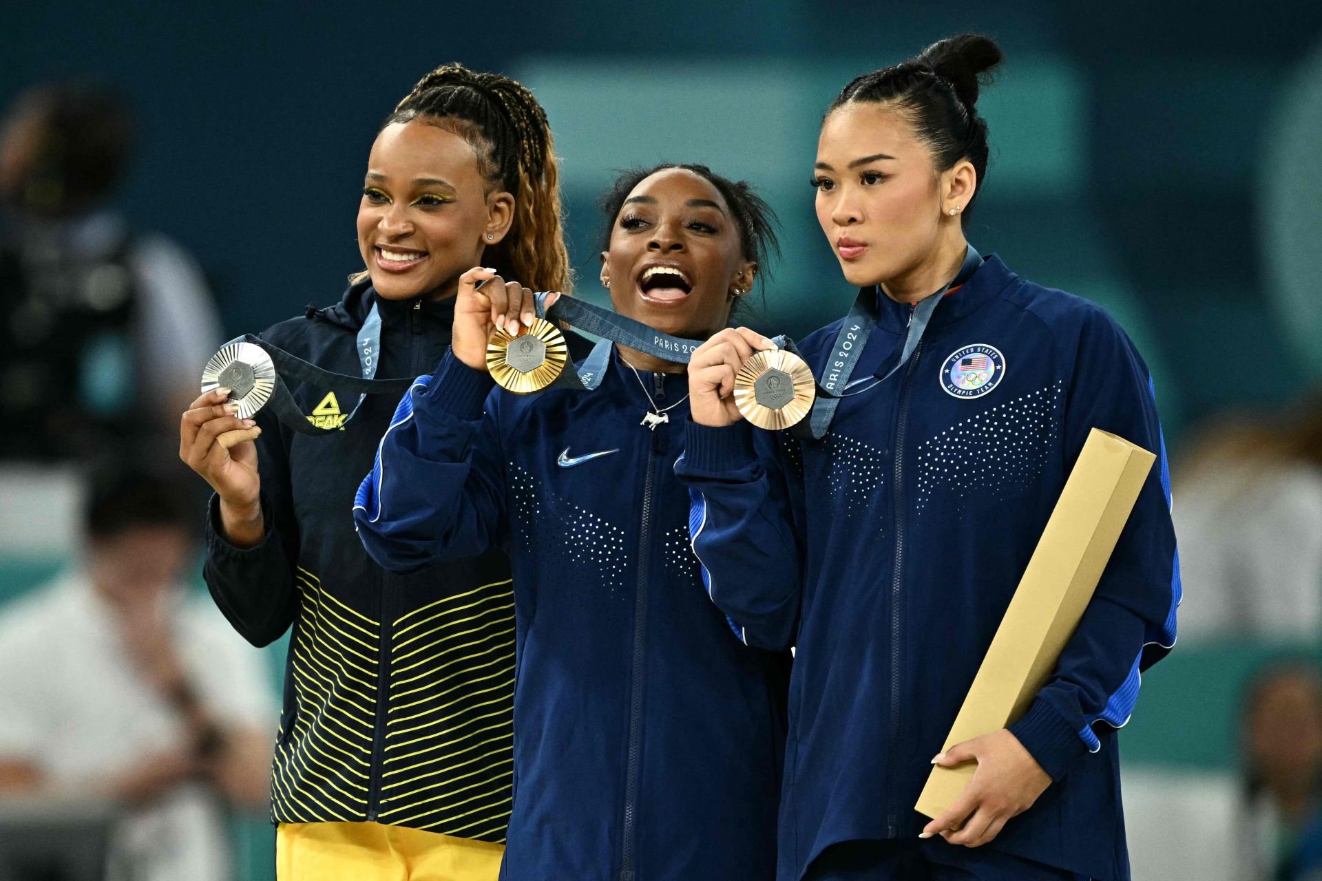 Las campeonas de gimnasia artística, con su poster