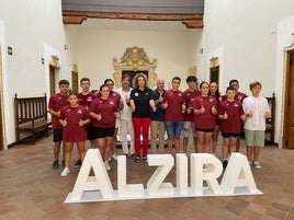 Carrió junto al alcalde y concejal de Deportes y miembros del club halterofilia de Alzira.