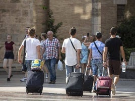 Jóvenes turistas inician sus vacaciones