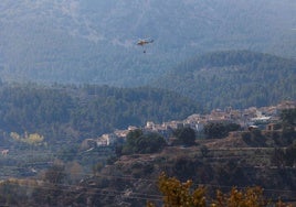 Un helicóptero opera en el lugar del incendio.