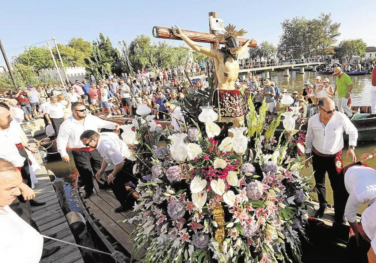 El Palmar celebra al Cristo de la Salud con la tradicional romería por la Albufera 