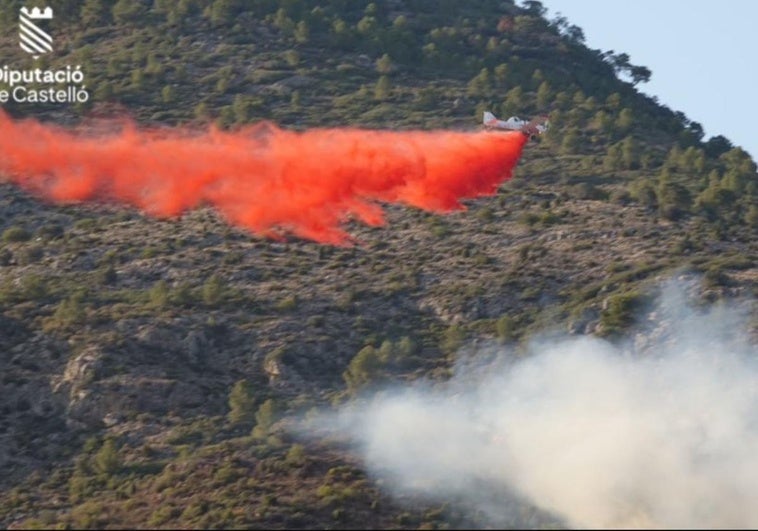 Medios aéreos trabajan en la extinción de las llamas del incendio en Benicàssim.