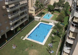 Vista panorámica de la piscina de una comunidad de vecinos, en una imagen de archivo.