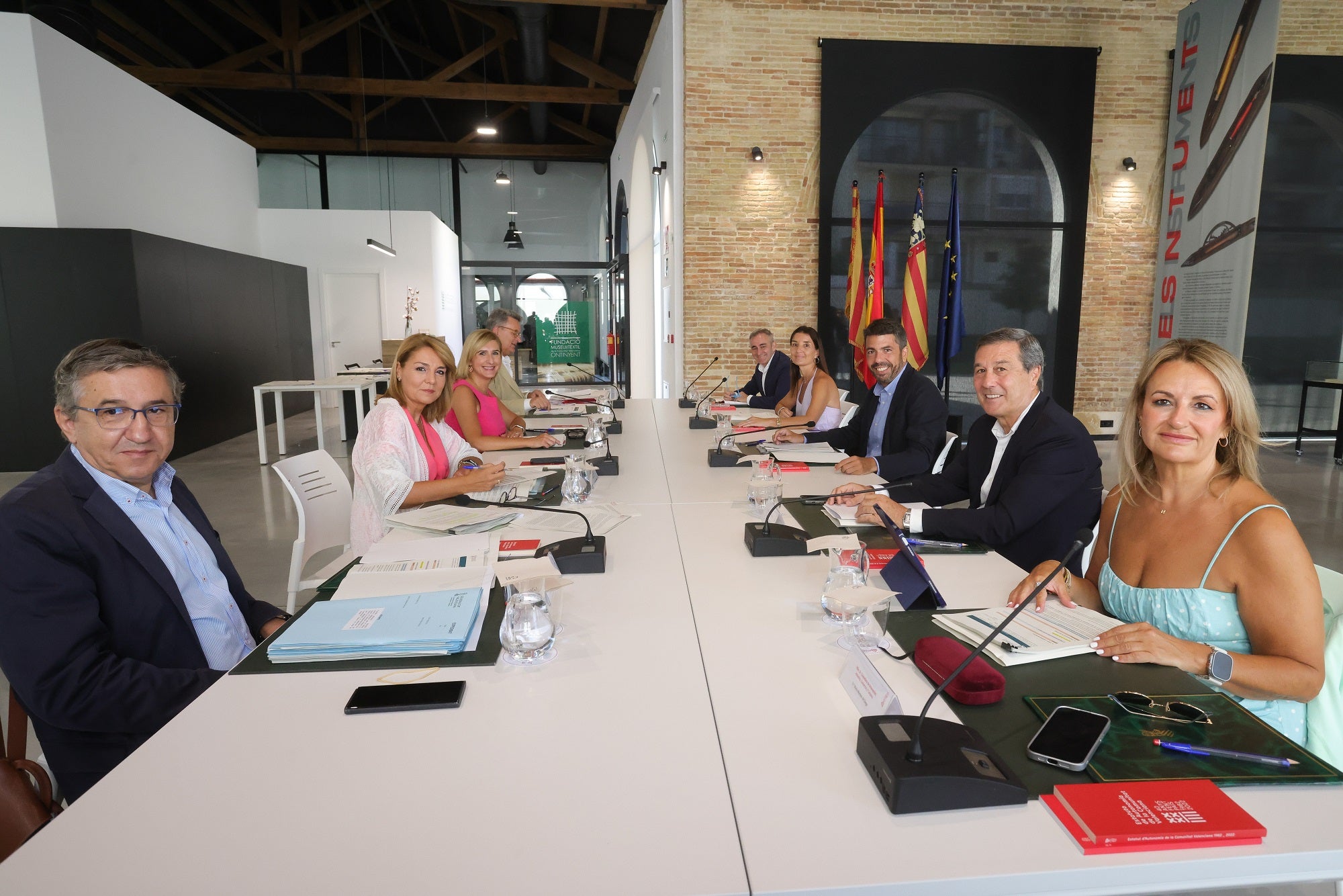 El pleno del Consell, reunido en el Museo del Textil de Ontinyent.