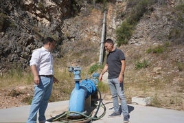 Los concejales de Aguas y el de Territorio, junto al Pou Els Tarongers.