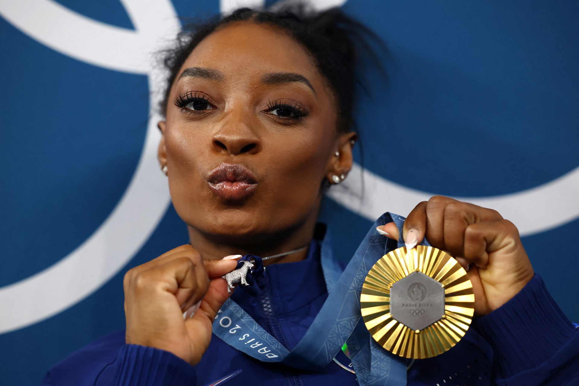 ¿Por qué Simone Biles lleva colgada del cuello una cabra en los Juegos?