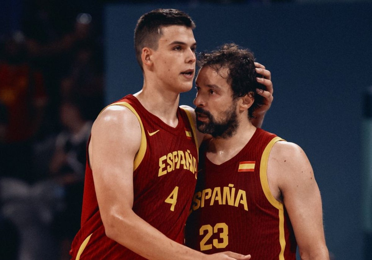 Pradilla consuela a Llull tras la derrota de España contra Canadá.