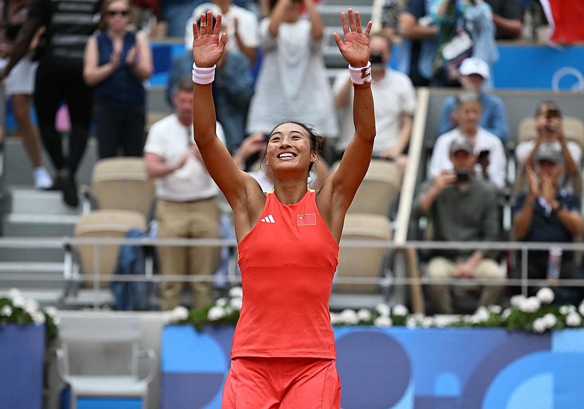 Qinwen durante la celebración de su victoria frente a Vekic.