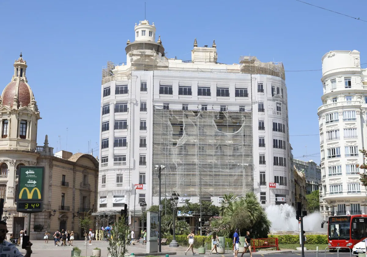 Retiran la publicidad sin licencia que cubría un edificio de la plaza del Ayuntamiento de Valencia 