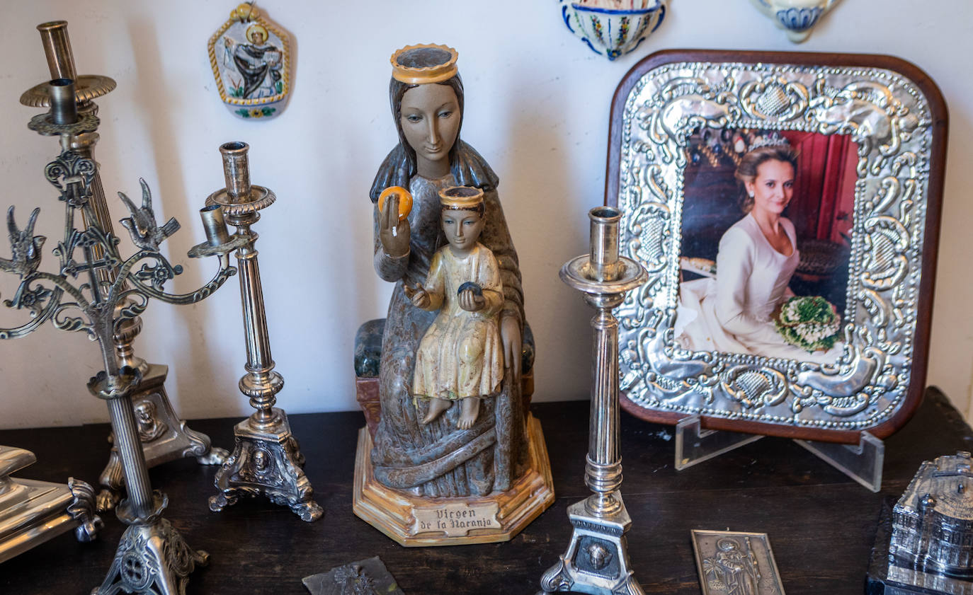 Una representación de la Virgen de la naranja de Lladró, junto a una foto de boda de la hija de Mayrén.