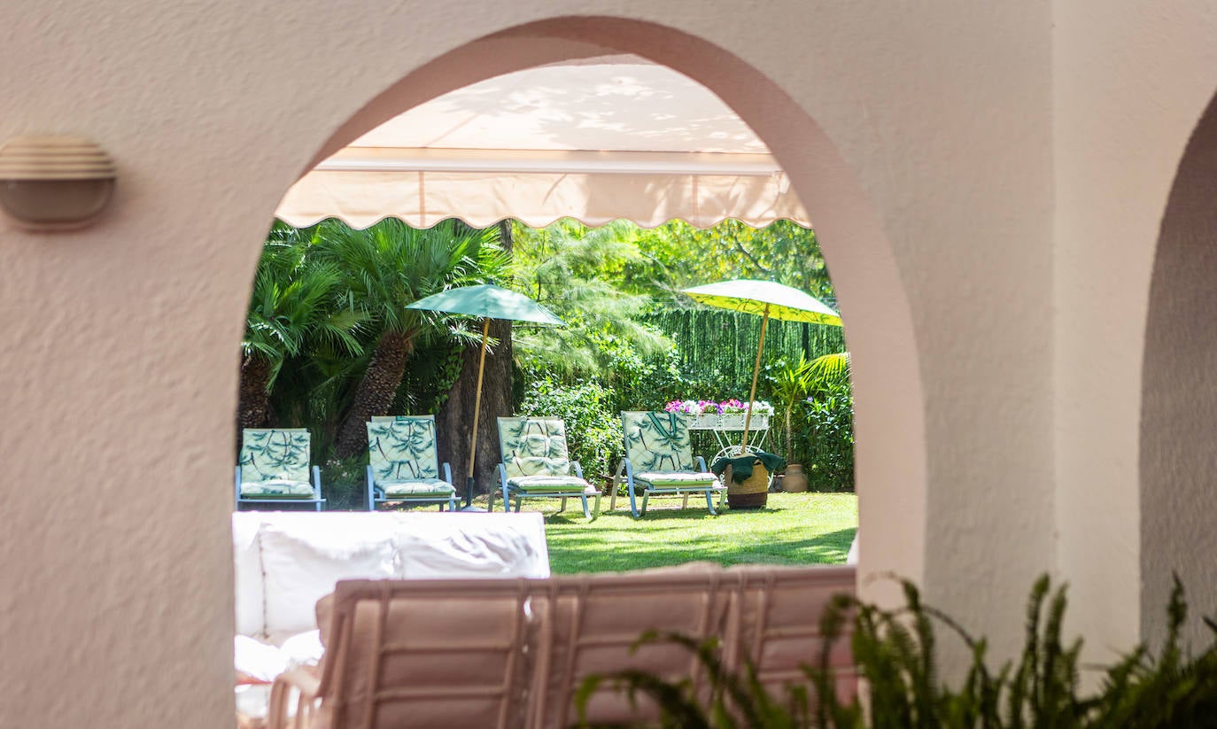 Desde el porche, el verde llena todas las perspectivas del jardín.