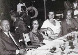 Foto de archivo del Casino de Agricultura, donde el pie de la fotografía explica que era verano de 1962, y quienes aparecen en la foto son «don José Ygual, la condesa de la Ventosa y la señora de don Rino Diana»