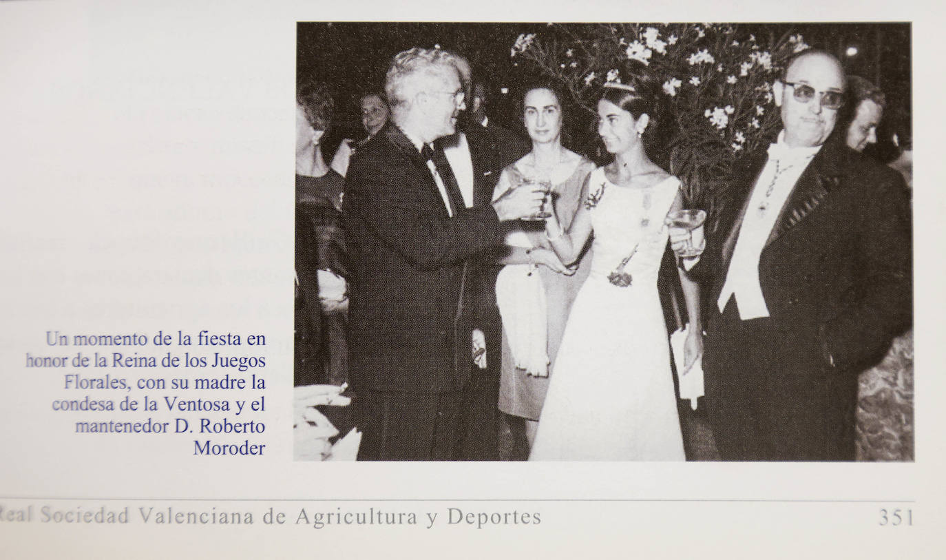 Un momento de la fiesta en honor de la Reina de los Juegos Florales, Elvira Álvarez de Toledo, con su madre, la condesa de la Ventosa y el mantenedor, Roberto Moroder.