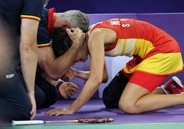 Carolina Marín, desconsolada tras lesionarse en el partido de semifinales.