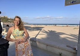 Alicia de Belda, en el paseo junto a las villas, en una de las extensas playas de Benicàssim.