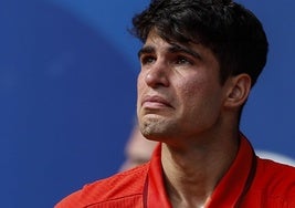 Carlos Alcaraz llora tras su derrota ante Djokovic.