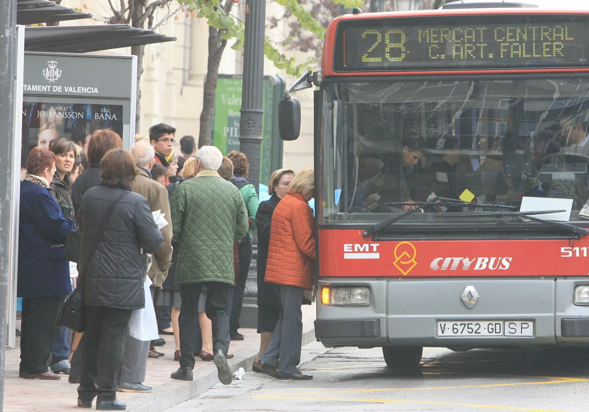 Unos turistas extranjeros ‘olvidan’ a sus hijos en la línea 28 de la EMT 