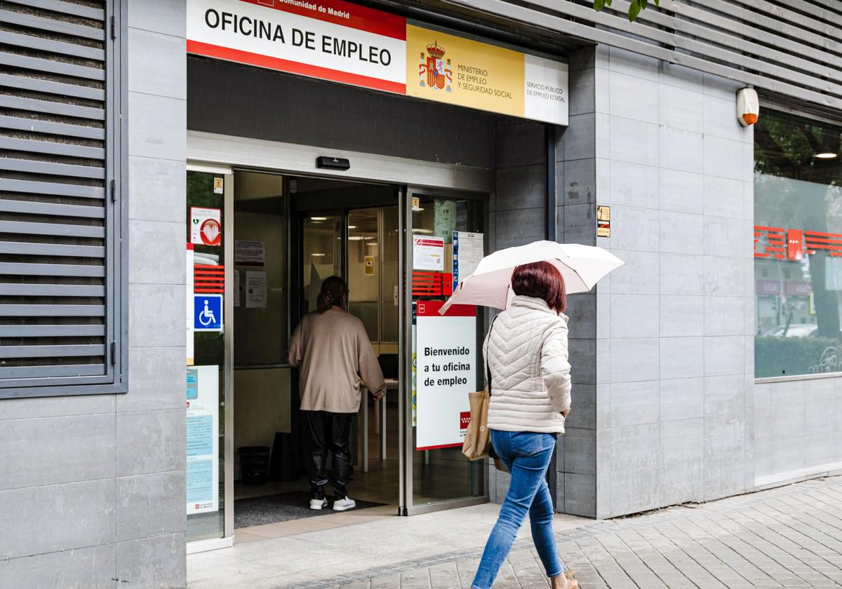 Una mujer pasea frente a una oficina del SEPE en una imagen de archivo.