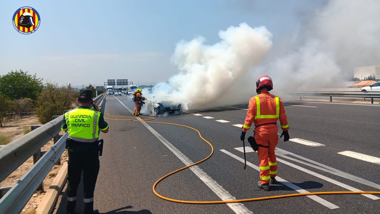 El incendio de un coche tras un choque en la A-3, en imágenes