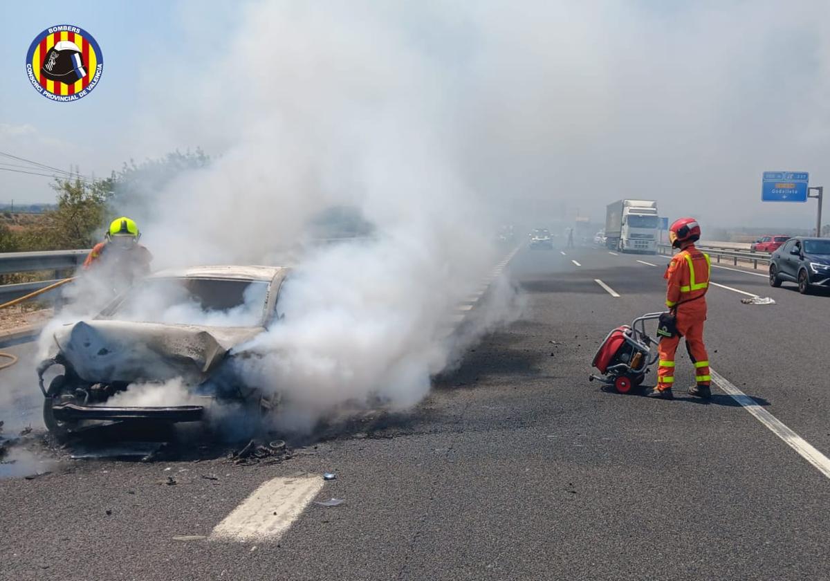 El incendio de un coche tras un choque en la A-3, en imágenes