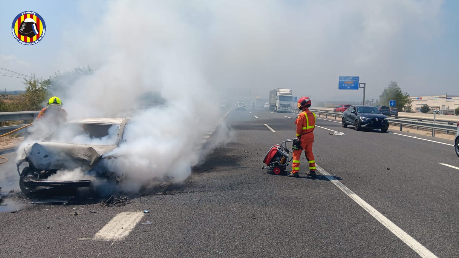 El incendio de un coche tras un choque en la A-3, en imágenes